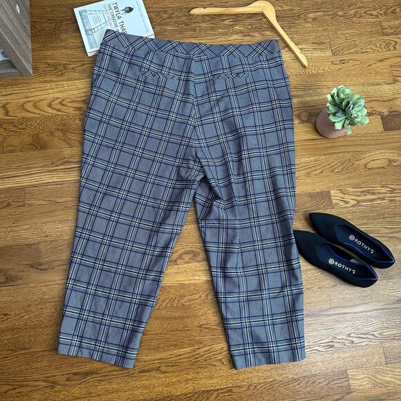 Torrid Pull-On Relaxed Taper Studio Luxe Ponte High-Rise Pant - Picture 9 of 9